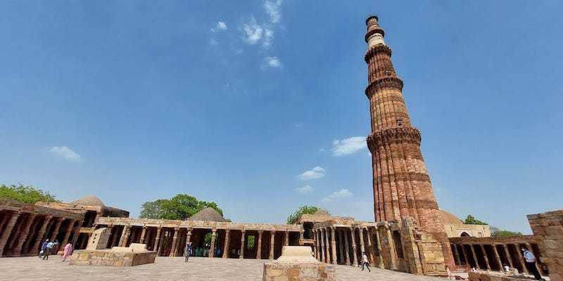 Qutab Minar, sebuah menara setinggi 72,5 meter berlapis batu merah dan marmer yang masuk dalam jajaran situs warisan dunia UNESCO.
