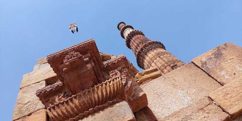 Qutub Minar dipergunakan sebagai menara pengawas keamanan dan juga tempat azan berkumandang.